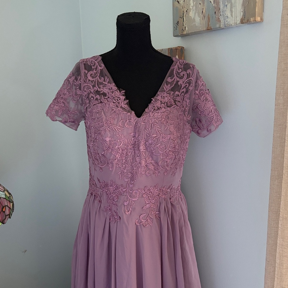 Chic Lace Midi Dress in Lavender